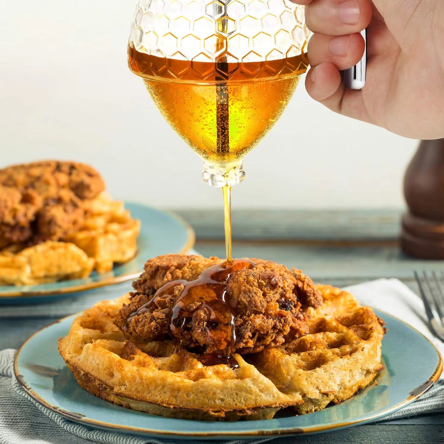 Honey Dispenser 200ML | No-Drip Syrup Pot & Juice Storage Jar | Easy-Pour Bee Design Container for Honey, Maple Syrup, Sauces & Kitchen Use